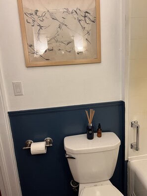 Ensemble douche/baignoire, sèche-cheveux, serviettes fournies, savon