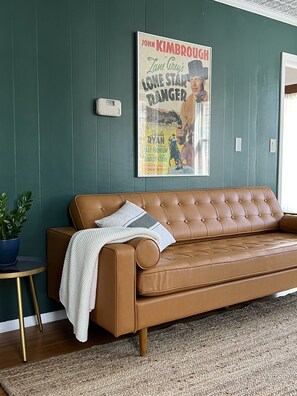 Smart TV, fireplace, offices, computer monitors - Historic Hudson Valley 1850 Brick Home (Saugerties)