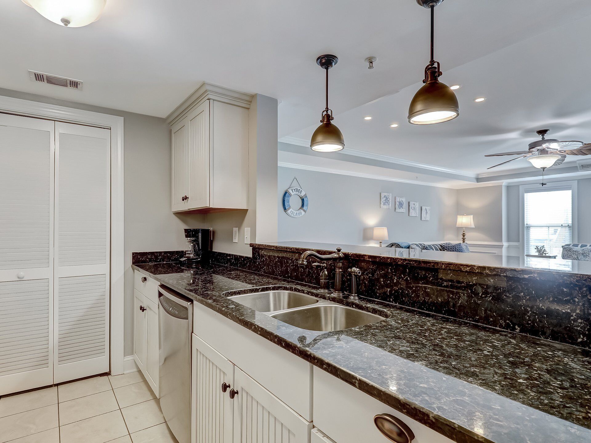 Spacious Tybee Condo, Walk to South Beach & Tybrisa, Heated Pool Access, By Southern Belle Tybee