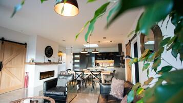 Smart TV, fireplace