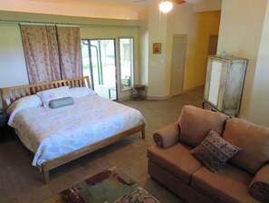 1 bedroom, iron/ironing board, free WiFi, bed sheets - Honey's Suite at The Sage Guesthouse formerly the 19th Hole (Alpine)