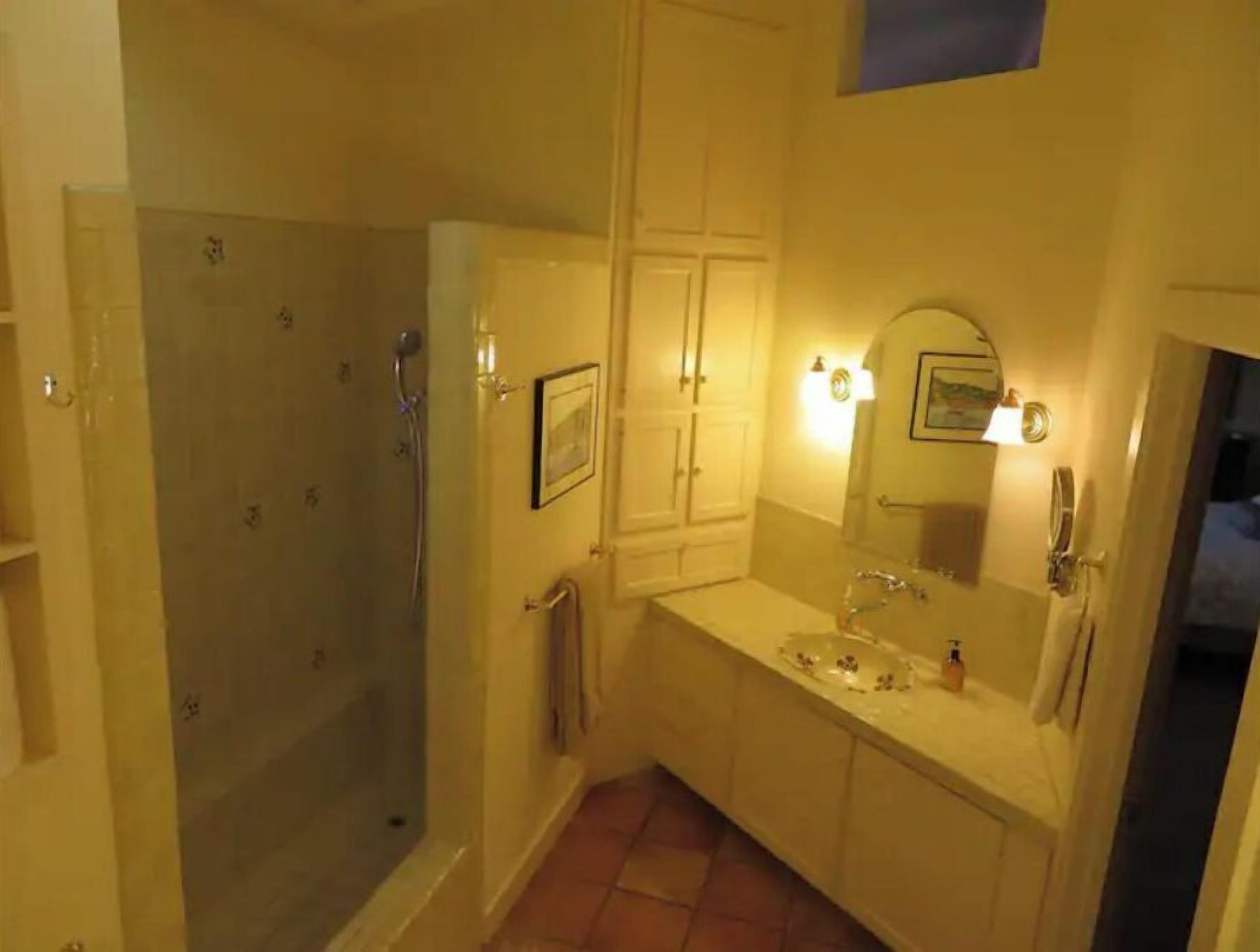 Ensemble douche/baignoire, sèche-cheveux, serviettes fournies, savon