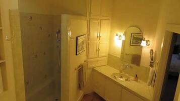 Ensemble douche/baignoire, sèche-cheveux, serviettes fournies, savon