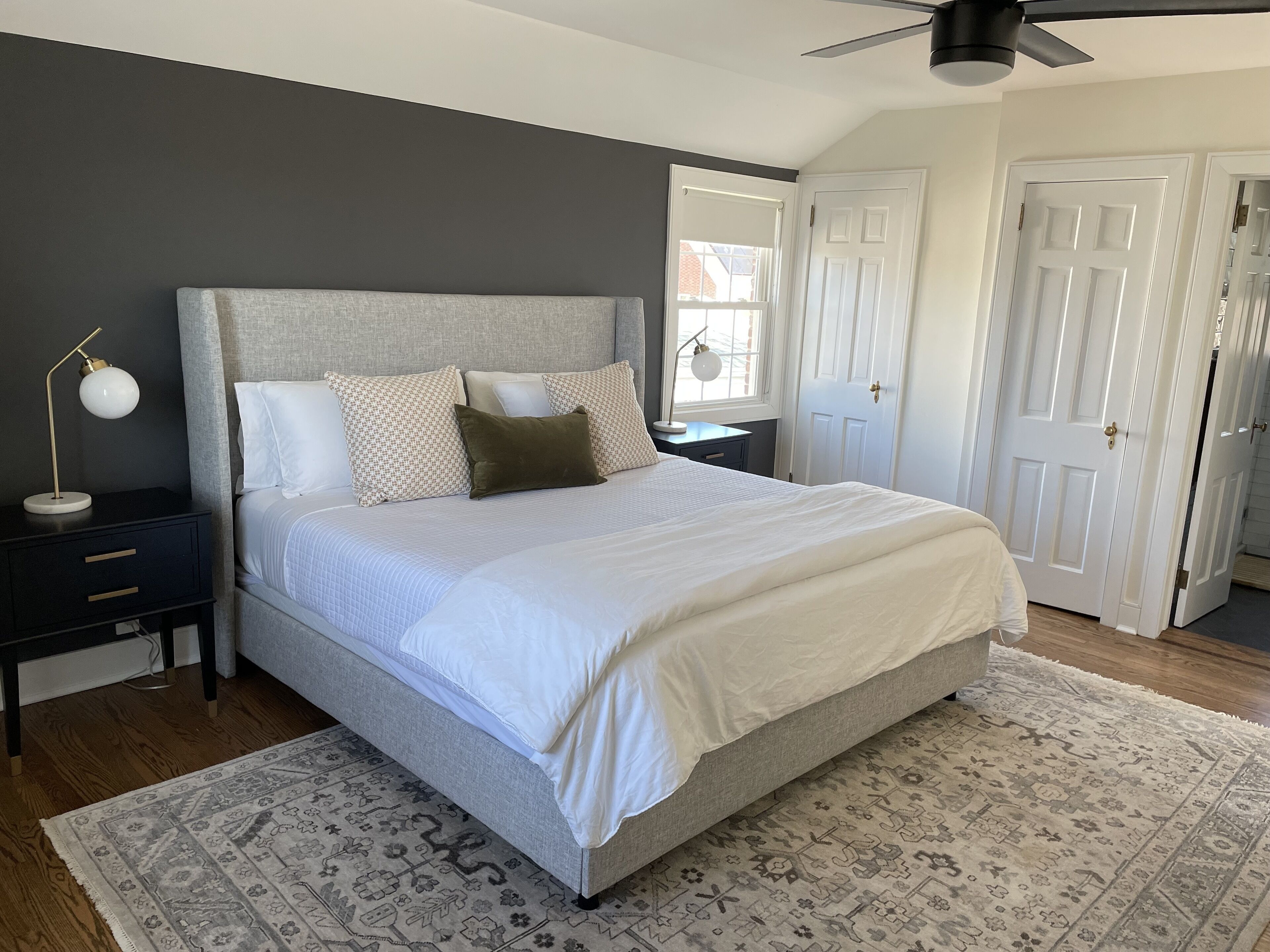 4 chambres, bureau, fer et planche à repasser, lit parapluie