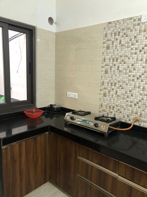 Kühlschrank, Mikrowelle, Toaster, Kochgeschirr/Geschirr/Besteck