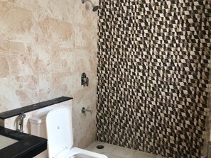 Combined shower/tub, towels