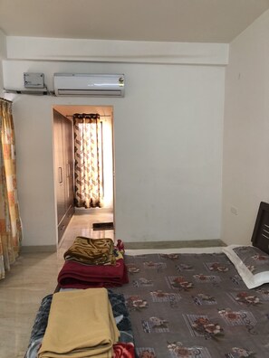 3 habitaciones, tabla de planchar con plancha, wifi y ropa de cama 