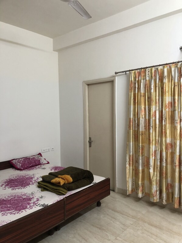 3 habitaciones, tabla de planchar con plancha, wifi y ropa de cama 