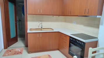 Fridge, oven, stovetop, cookware/dishes/utensils