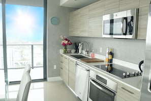 Fridge, microwave, oven, stovetop