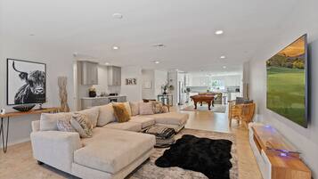 Smart-tv, boeken, een muziekbibliotheek en een stereo