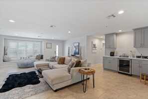 Smart-TV, Bücher, Musikbibliothek, Stereoanlage