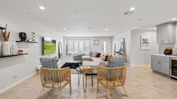 Smart-tv, boeken, een muziekbibliotheek en een stereo