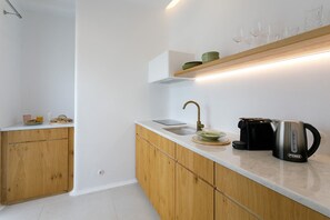 Jääkaappi, liesi, kahvin-/teenkeitin, vedenkeitin