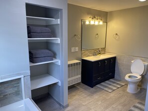 Tina, secadora de cabello, toallas, jabón 