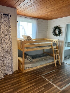 2 bedrooms, iron/ironing board, travel cot, free WiFi - Guesthouse Farm Stay Near the Madison River! (Three Forks)