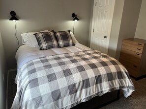 2 bedrooms, iron/ironing board, travel cot, free WiFi - Guesthouse Farm Stay Near the Madison River! (Three Forks)