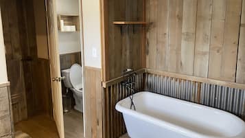 Badewanne, Haartrockner, Handtücher, Seife