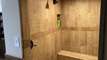 Baignoire, sĂšche-cheveux, serviettes fournies, savon