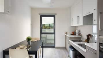 Full-size fridge, microwave, oven, stovetop