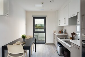 Refrigerador con freezer, microondas, horno, placa de cocina