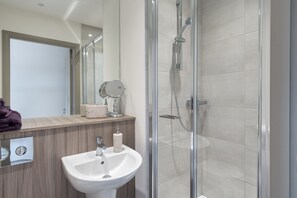 Shower, towels - Yugo Explore - Melbourn Point (Cork)