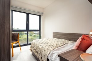 Desk, laptop workspace, free WiFi, bed sheets - Yugo Explore - Melbourn Point (Cork)