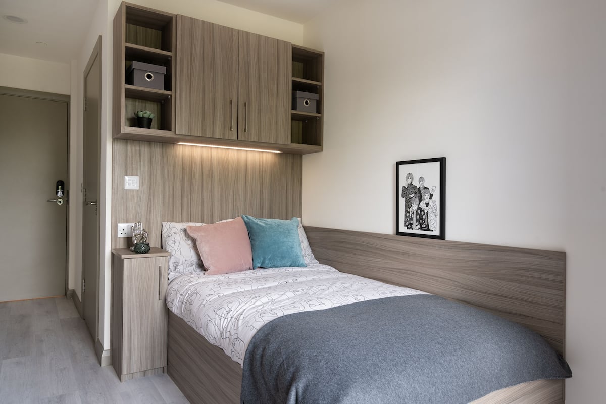 Ein Schlafzimmer mit Bett, Einbauschrank und Nachttisch.