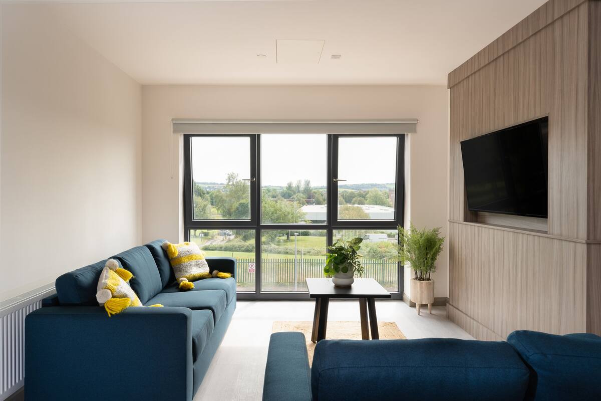 full-sized fridge, microwave, oven, stovetop