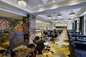 Un salón de conferencias con una larga mesa, sillas y suelo alfombrado.