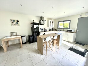 Kühlschrank, Mikrowelle, Ofen, Geschirrspüler