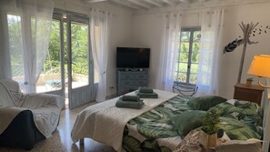 4 bedrooms, iron/ironing board, free WiFi, bed sheets