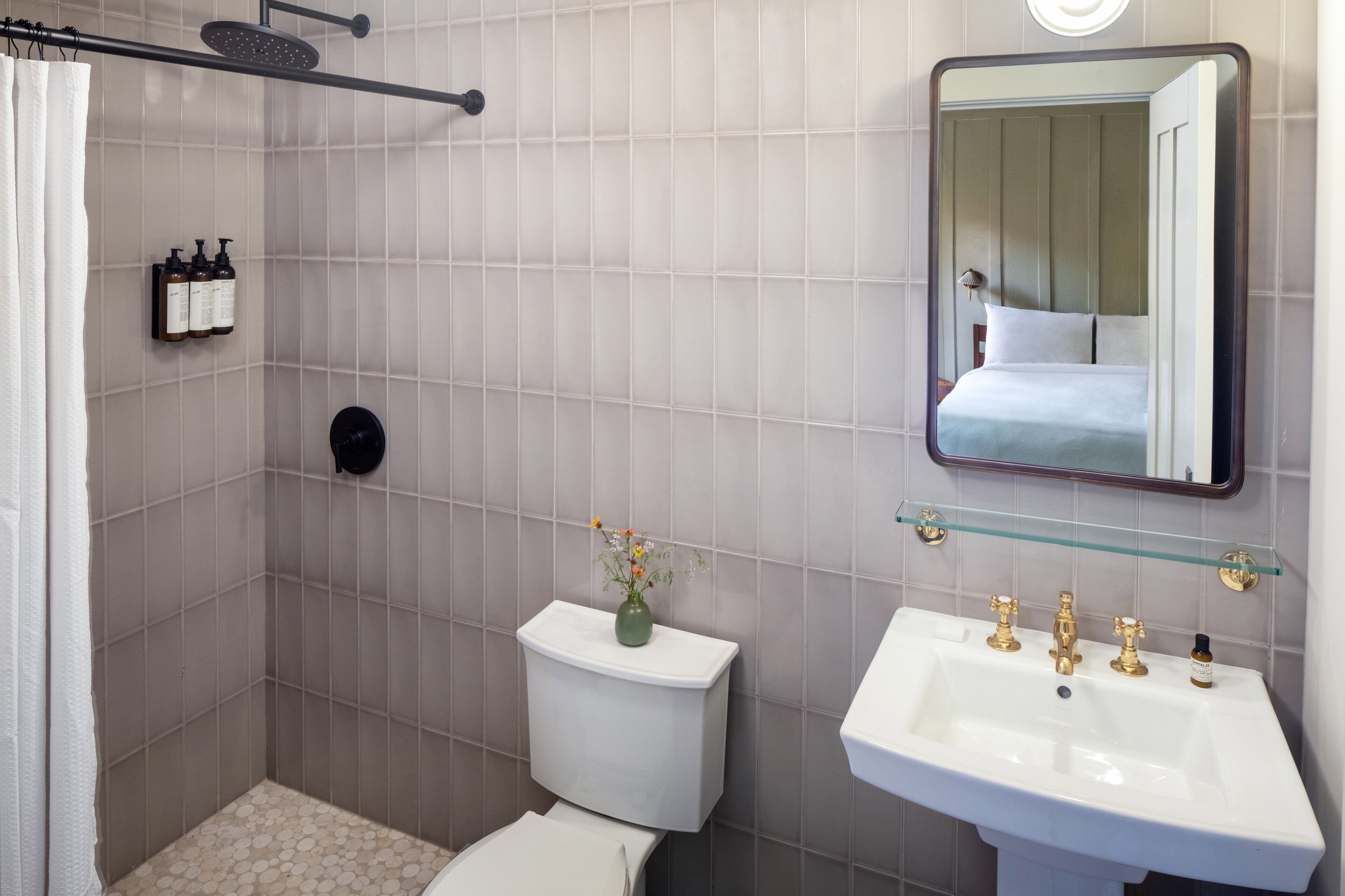 Ein Badezimmer mit Dusche, Toilette und Waschbecken.