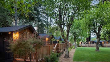 Cabane Deluxe, 1 grand lit | Vue sur le complexe touristique