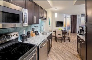 Microwave, dishwasher, coffee/tea maker, cookware/dishes/utensils - Luxury 2 Bedroom unit in beachfront Myrtle Beach resort Sleeps 8 (Myrtle Beach)