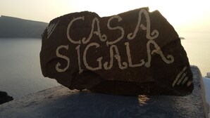 Uma rocha com a inscrição 'CASA SIGALA' em letras brancas.