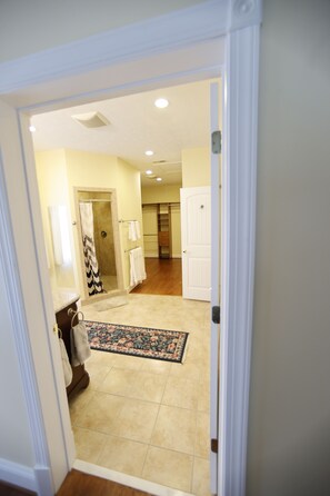 Combined shower/bathtub, jetted bath, hair dryer, towels -  Shenandoah River-hiking, fishing, wineries, breweries & more (Strasburg)