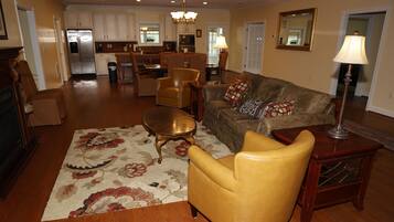 スマートテレビ、暖炉、テーブルサッカー台