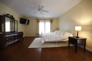4 bedrooms, desk, free WiFi, bed sheets -  Shenandoah River-hiking, fishing, wineries, breweries & more (Strasburg)