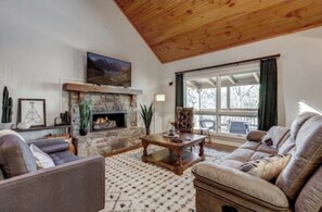 Smart-tv, een open haard en tafelvoetbal