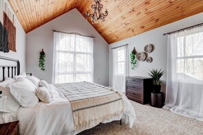 4 bedrooms, desk, travel cot, free WiFi