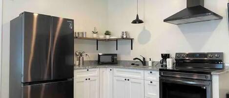 Cookware/dishes/utensils, paper towels