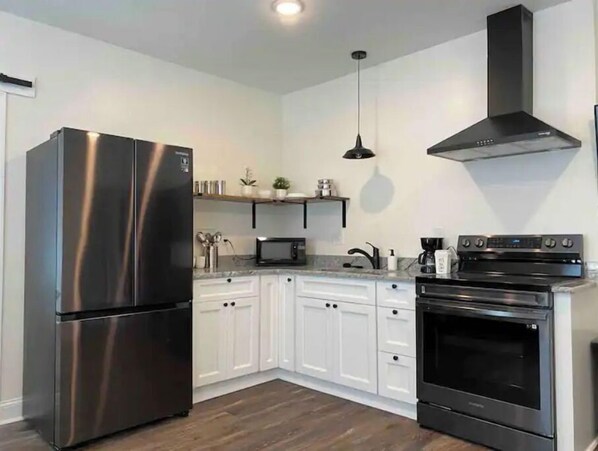 Cookware/dishes/utensils, paper towels