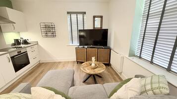 Apartamento design, banheiro privativo, vista para o pátio | Lounge