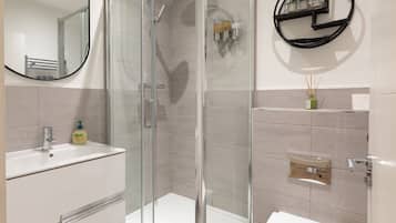 Design Apartment, Private Bathroom, Courtyard View | Bathroom