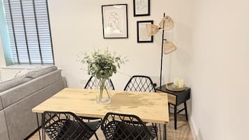 Apartamento design, banheiro privativo, vista para o pátio | Opções para refeição