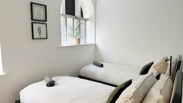 Apartamento design, banheiro privativo, vista para o pátio | 2 quartos