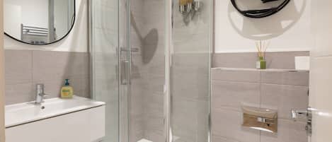 Departamento de diseñador, baño privado, vista al patio | Baño