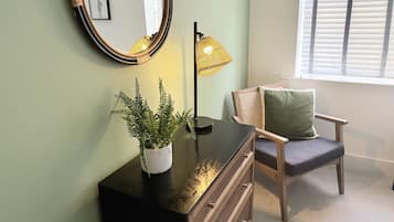 Apartamento design, banheiro privativo, vista para o pátio | 2 quartos