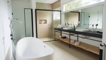 Castanheira | Badezimmer | Kostenlose Toilettenartikel, Haartrockner, Bademäntel, Hausschuhe